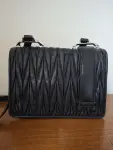 MIU MIU Matelassé-Tasche mit Kristallschnalle