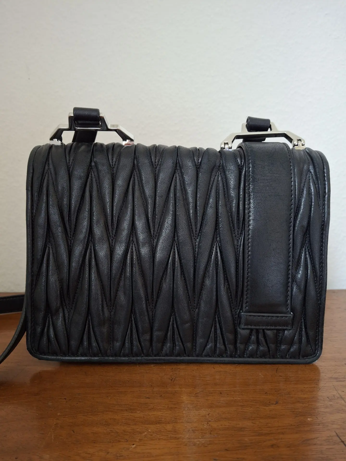 MIU MIU Matelassé-Tasche mit Kristallschnalle | LOOP-Marktplatz
