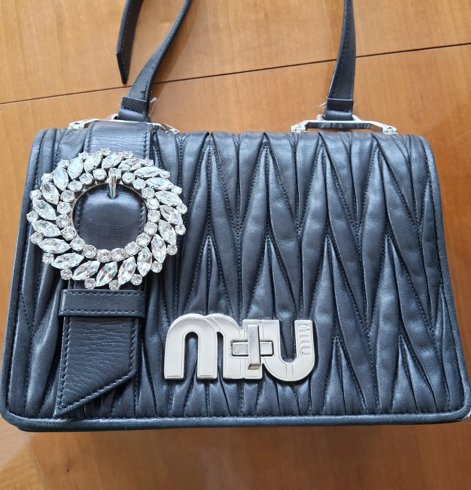 MIU MIU Matelassé-Tasche mit Kristallschnalle | LOOP-Marktplatz
