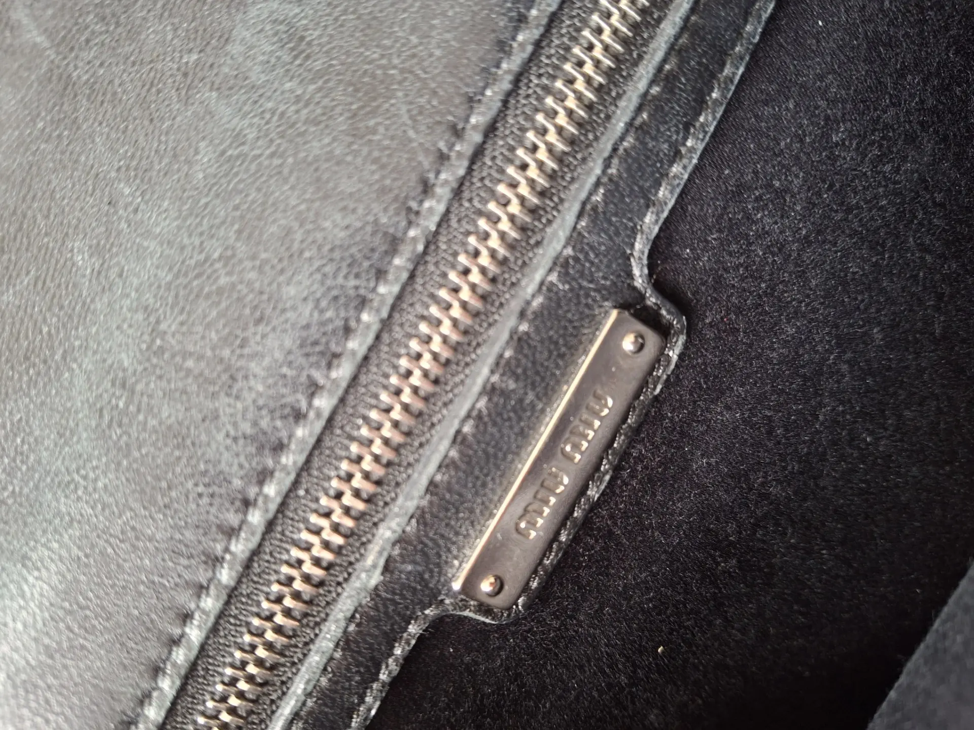 MIU MIU Matelassé-Tasche mit Kristallschnalle | LOOP-Marktplatz