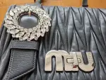 MIU MIU Matelassé-Tasche mit Kristallschnalle