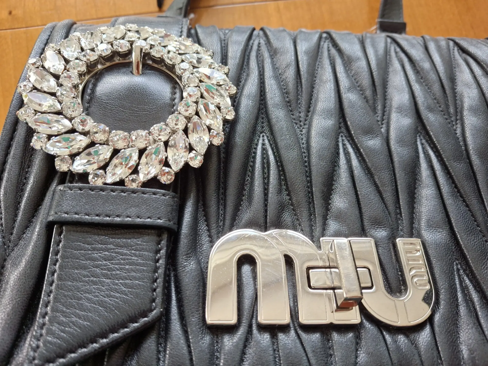 MIU MIU Matelassé-Tasche mit Kristallschnalle | LOOP-Marktplatz