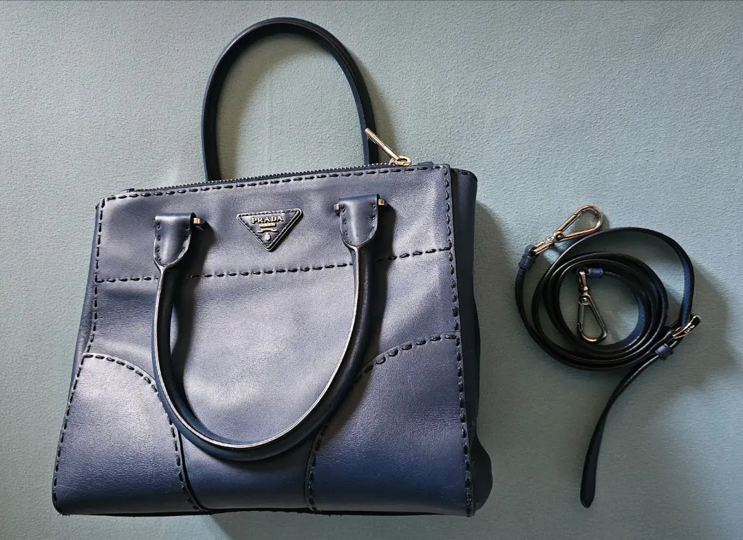 PRADA Dunkelblaues Leder, beidseitig tragbar | LOOP-Marktplatz
