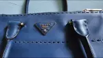 PRADA Dunkelblaues Leder, beidseitig tragbar