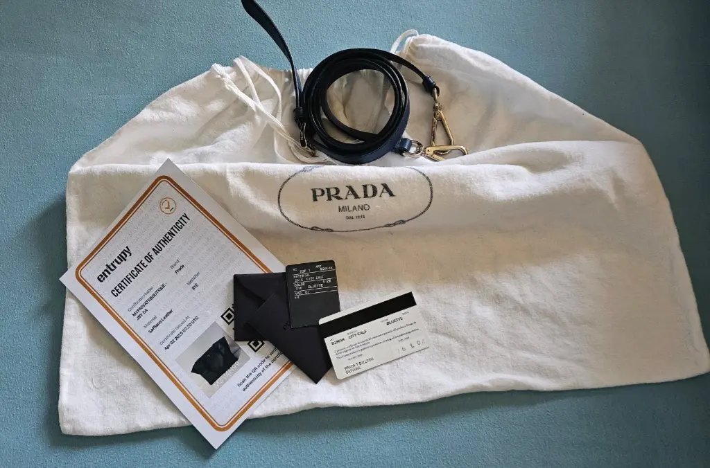 PRADA Dunkelblaues Leder, beidseitig tragbar | LOOP-Marktplatz