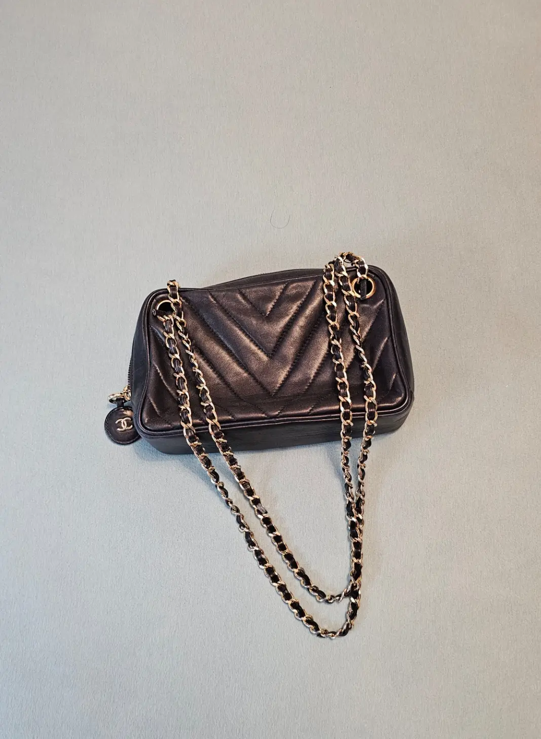 CHANEL, Kameratasche aus marineblauem Leder | LOOP-Marktplatz