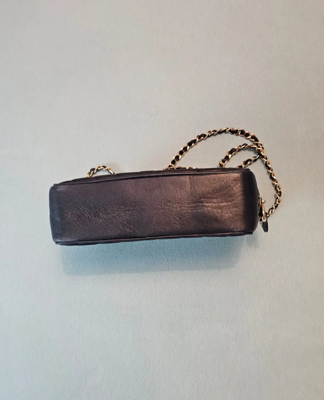 CHANEL, Kameratasche aus marineblauem Leder | LOOP-Marktplatz