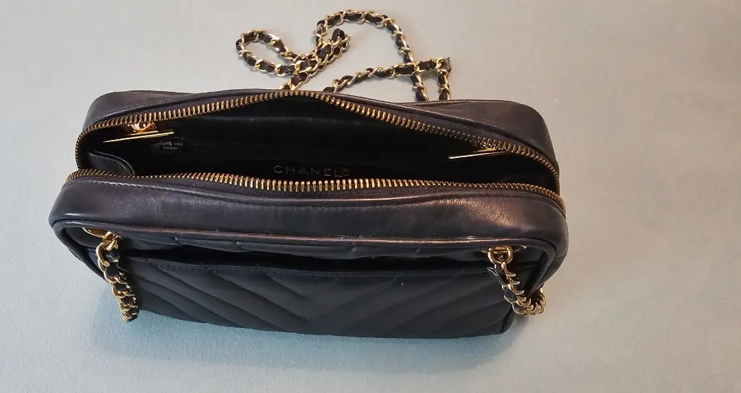 CHANEL, Kameratasche aus marineblauem Leder | LOOP-Marktplatz