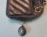 CHANEL, Kameratasche aus marineblauem Leder