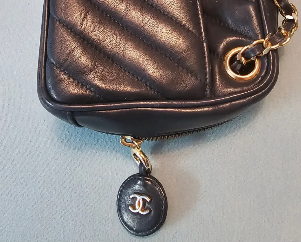 CHANEL, Kameratasche aus marineblauem Leder | LOOP-Marktplatz