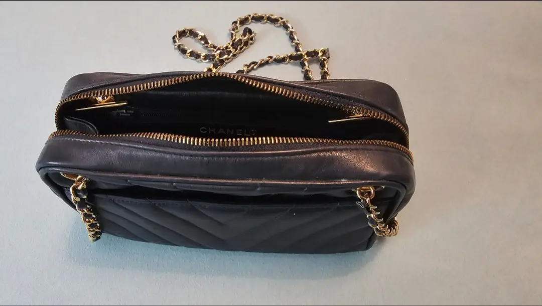 CHANEL, Kameratasche aus marineblauem Leder | LOOP-Marktplatz