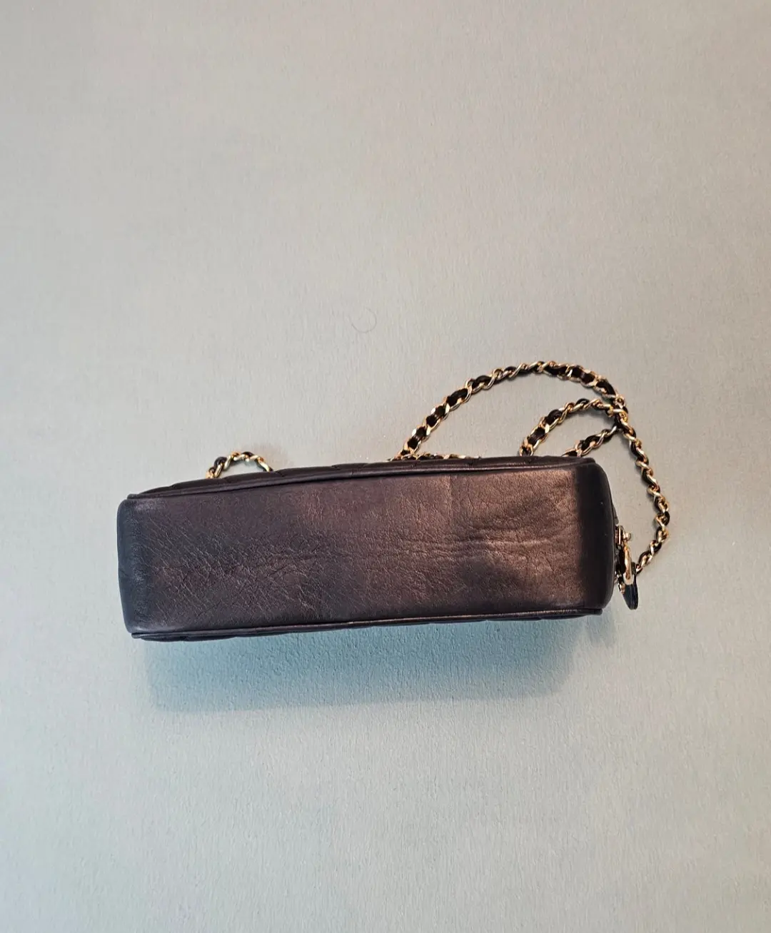 CHANEL, Kameratasche aus marineblauem Leder | LOOP-Marktplatz