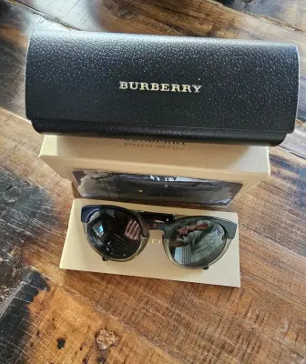 BURBERRY, œil de chat solaire | LOOP-Marktplatz